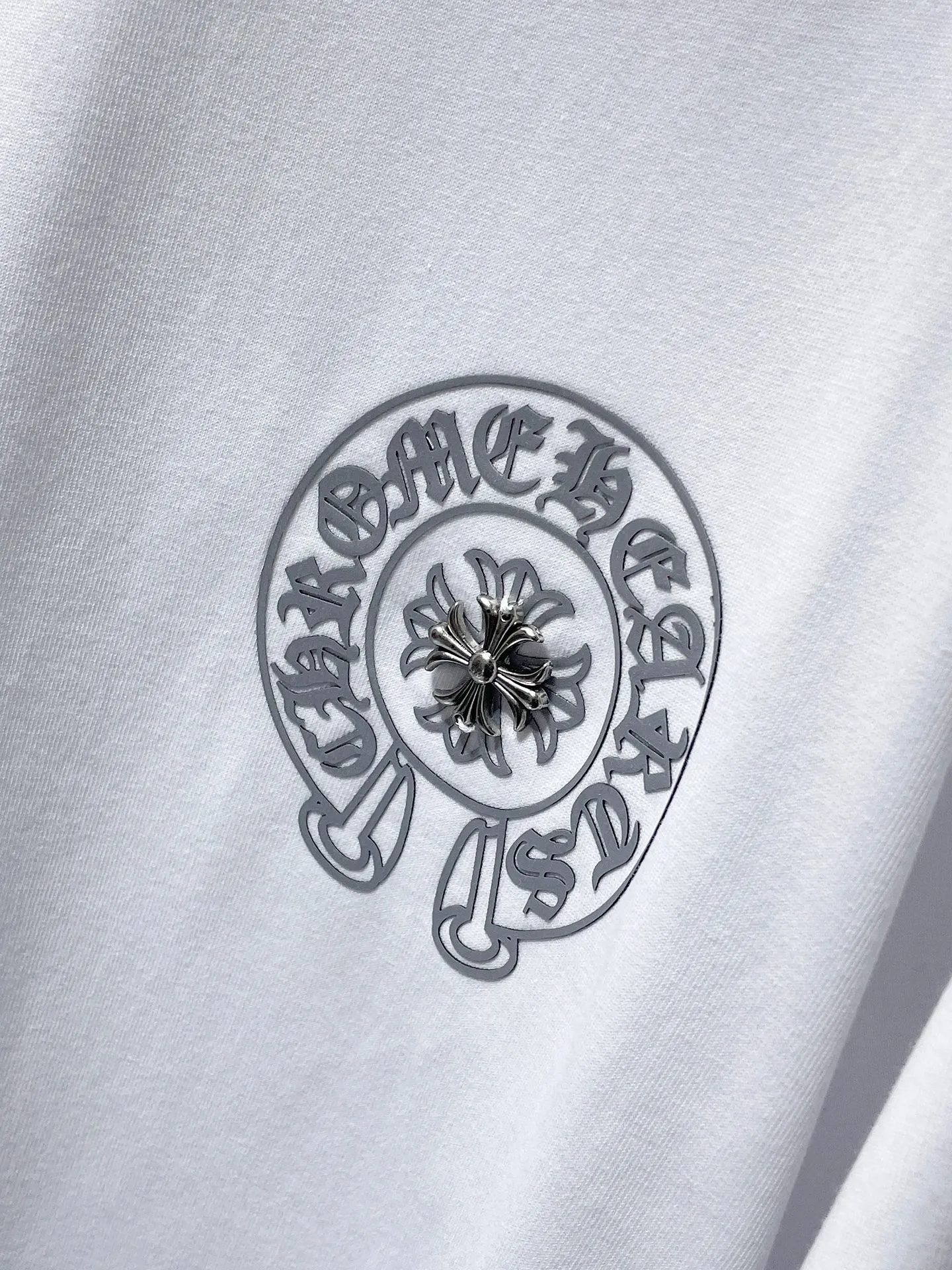 P186 New Chrome Hearts 25ss engraving film hot diamond high version for summer! High-weight, environmentally friendly and high-quality top-quality fabrics 260g~270g Cromat's Sanskrit cross-engraved film, hot-drilled, hand-buttoned short sleeves, counter synchronization, replica version 1:1 Recommended color: black, white, size: S, M, L, XL